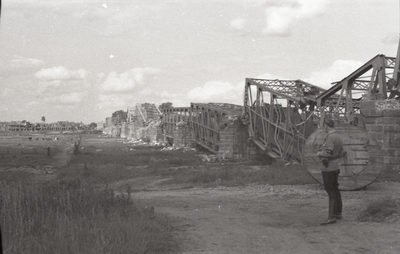 858190 Gezicht op de tijdens de Tweede Wereldoorlog vernielde spoorbrug over de IJssel bij Deventer.